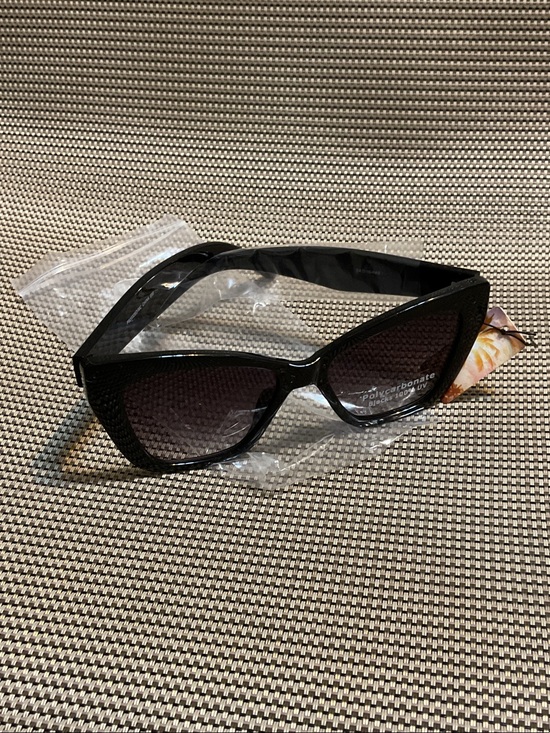 Accessories - Black Women's Cat-Eye Sunglasses - Classic UV Protection
